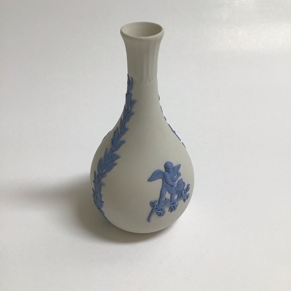 Wedgwood Jasperware Bud Vase Reverse Blue on Cream Cherub 5 1/2” Tall England - Picture 8 of 14